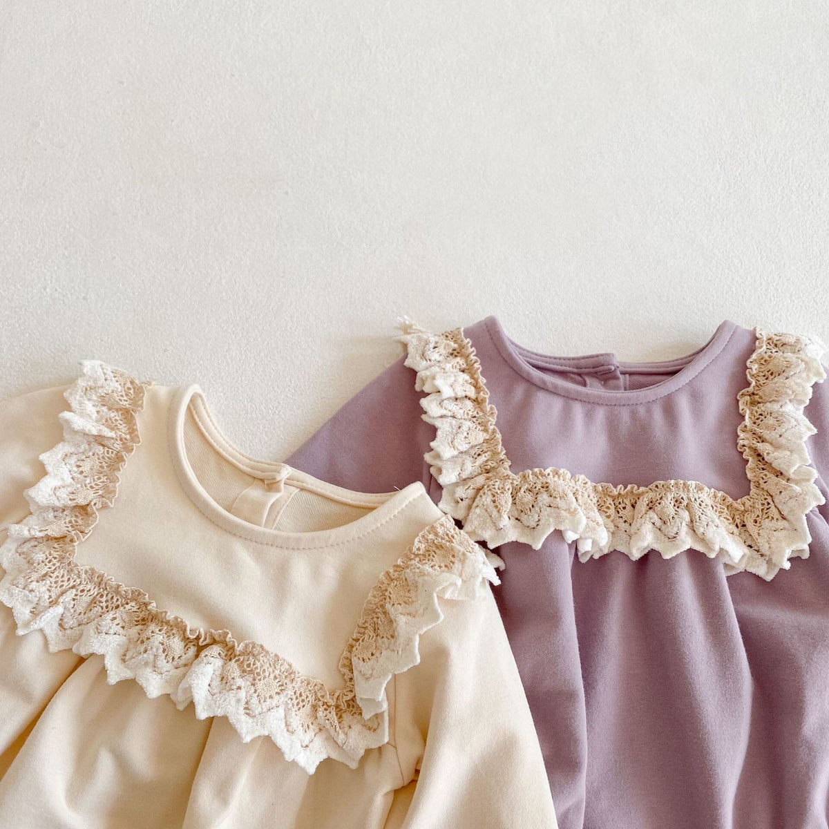 【秋新作】帽子付き　レースフリル長袖ロンパース　全2色 A1109