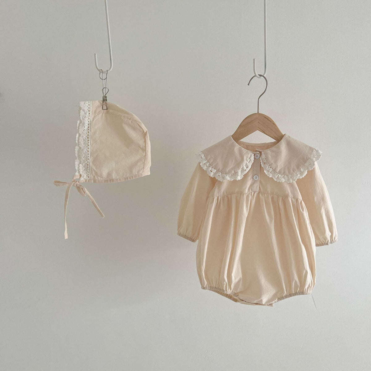[Autumn New Arrival] Round-collared Solid Color or Floral Romper with Hat - 2 Colors A0242