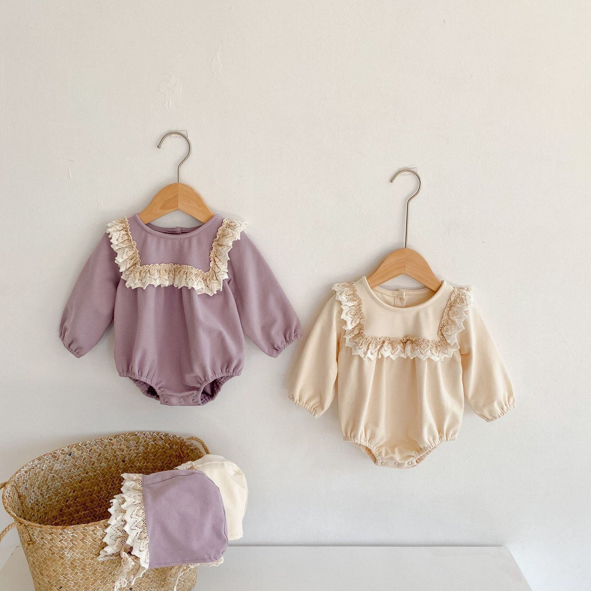 【秋新作】帽子付き　レースフリル長袖ロンパース　全2色 A1109