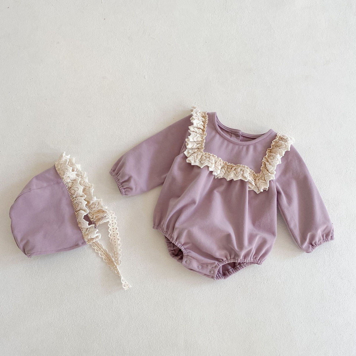 【秋新作】帽子付き　レースフリル長袖ロンパース　全2色 A1109
