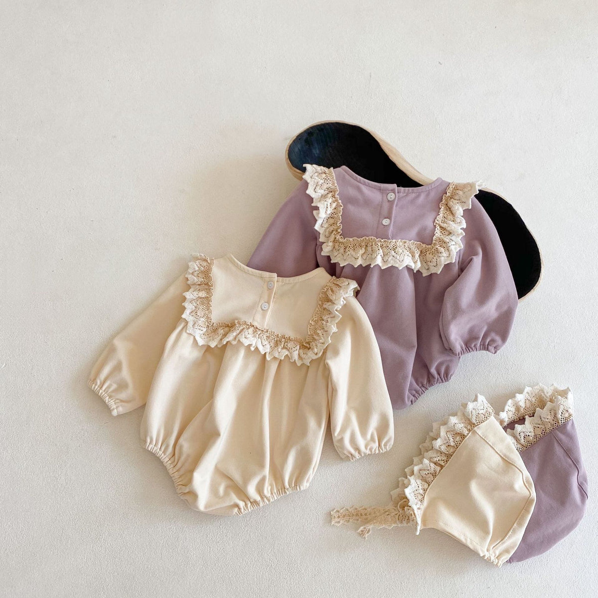 【秋新作】帽子付き　レースフリル長袖ロンパース　全2色 A1109