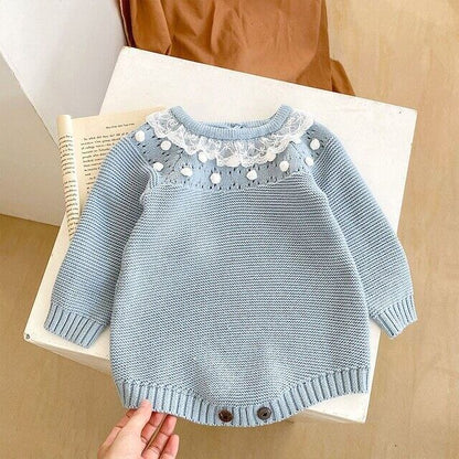【秋新作】帽子付きレースフリルポンポン付きニットロンパース A1028