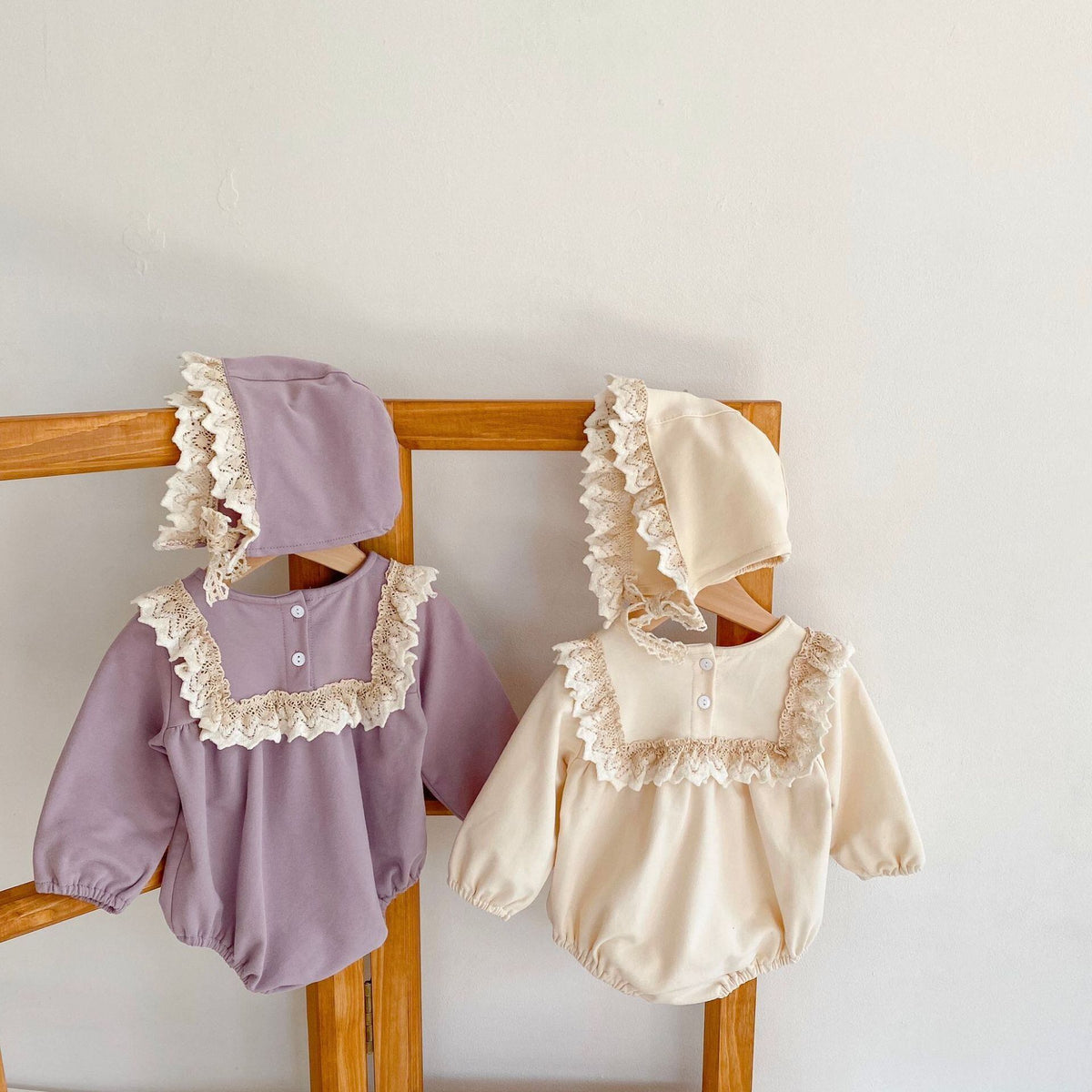 【秋新作】帽子付き　レースフリル長袖ロンパース　全2色 A1109