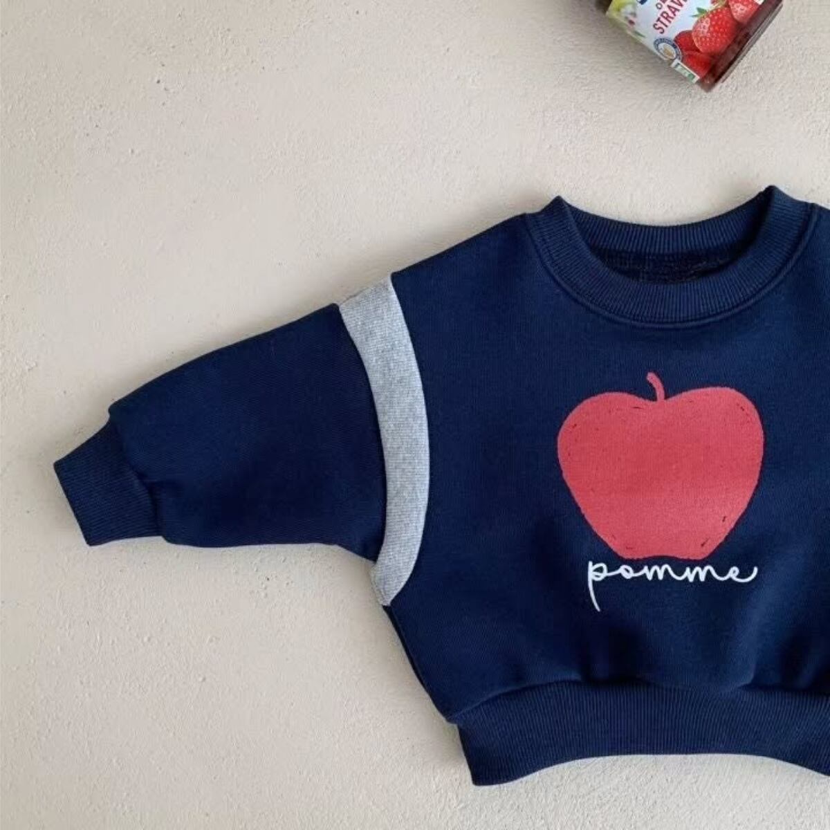 【秋新作】リンゴ柄トレーナー A0925